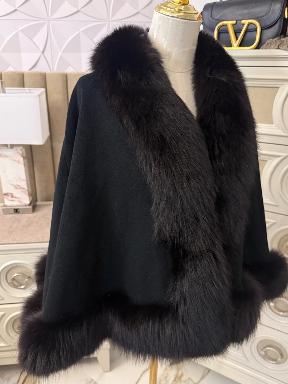 Cashmere and thick fox fur cape